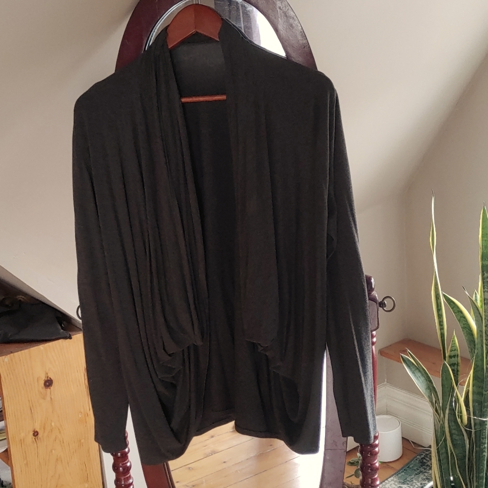 Encircled everyday twist top